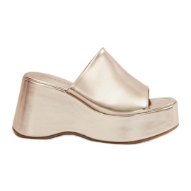 Flippers femininos de couro ECO na plataforma e cunhas douradas dourado Flippers femininos de couro ECO na plataforma e cunhas douradas dourado