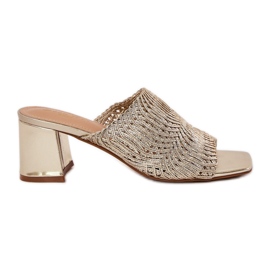 Chinelos femininos com saltos dourados Chinelos femininos com saltos dourados