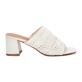 Chinelos femininos com saltos brancos