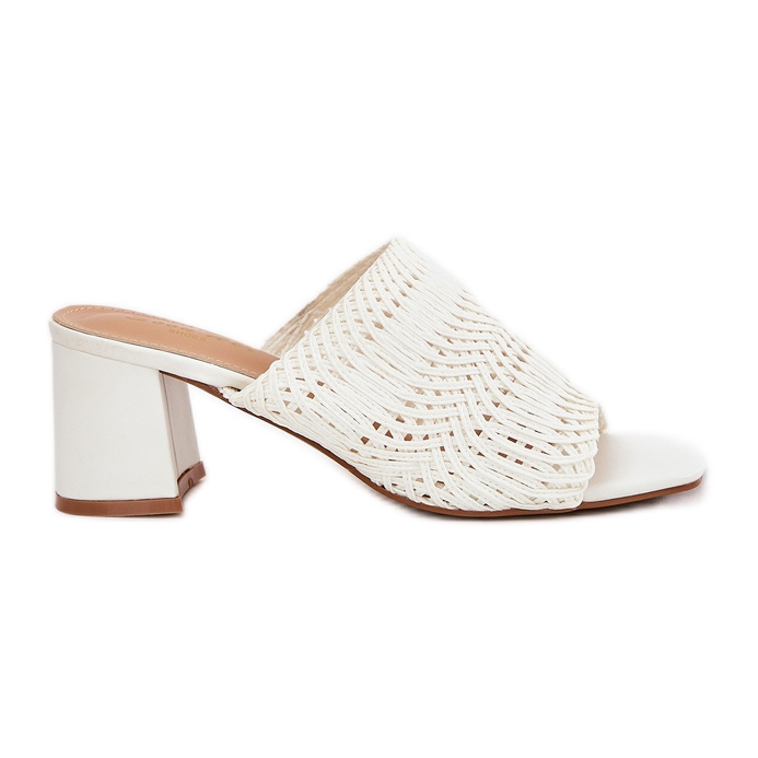 Chinelos femininos com saltos brancos