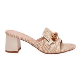 Salto feminino com uma decoração bege