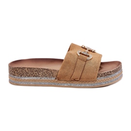 Flips femininos na plataforma com um ornamento dourado e glitter de camelo marrom