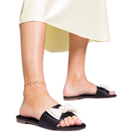 Chinelos de cetim pretos com um arco em pérolas