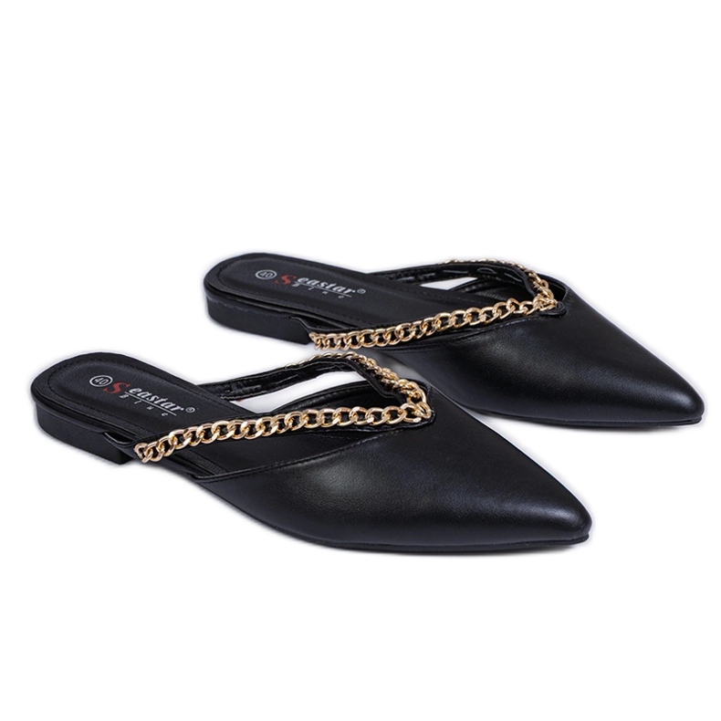 Flip elegante preto -flops decorados com uma corrente