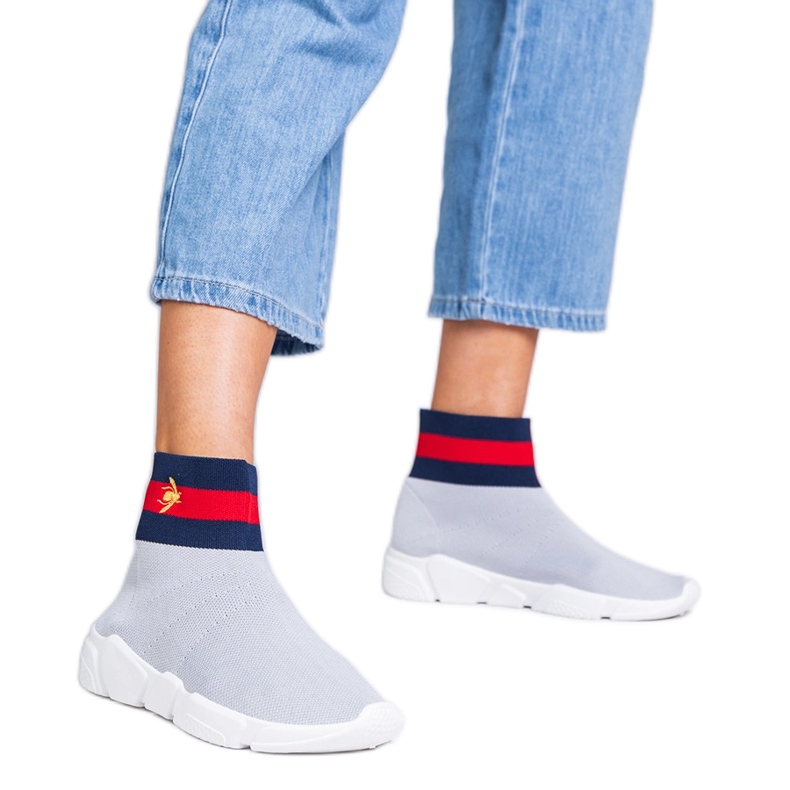 Tênis esportivos cinzentos com uma parte superior de meia cinza