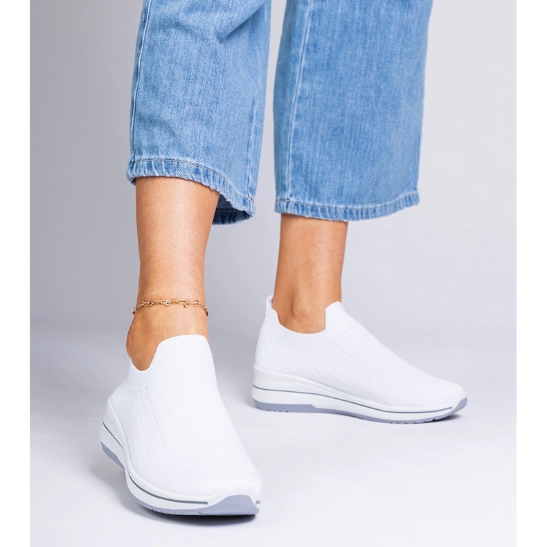 Tênis esportivo branco slip-on