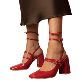 Bombas vermelhas envernizadas no post vermelho