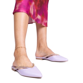Violet elegante flip -flops decorado com uma corrente roxo