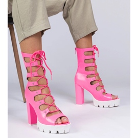 Botas rosa em um pilar alto com recortes