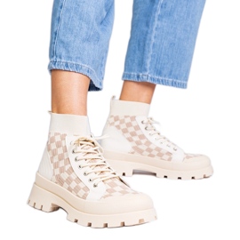 Tênis de botas bege na plataforma Tênis de botas bege na plataforma