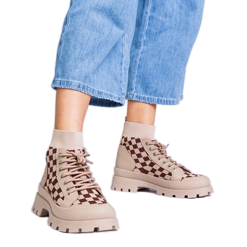 Tênis de botas marrons na plataforma castanho