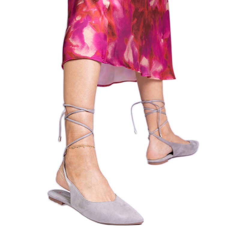 Bombas cinza -lisadas amarradas no tornozelo