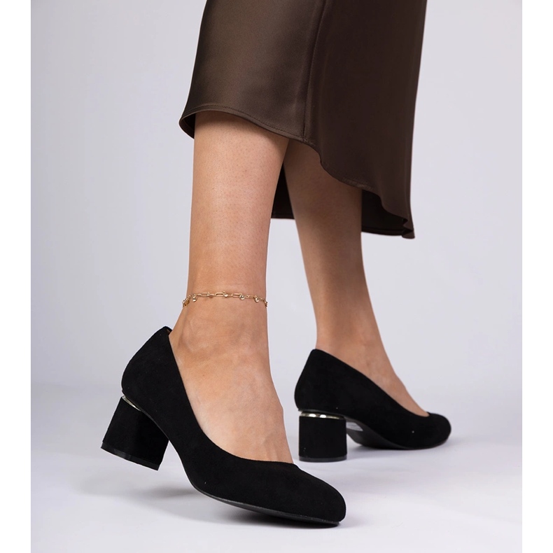 Bombas clássicas pretas em um bloco baixo preto