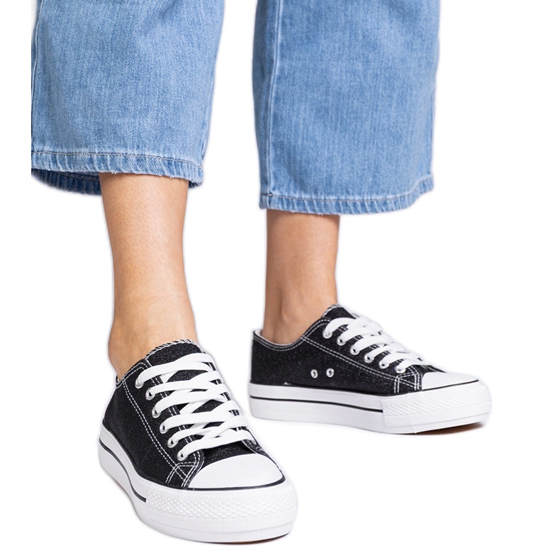 Tênis de brilho das mulheres negras preto