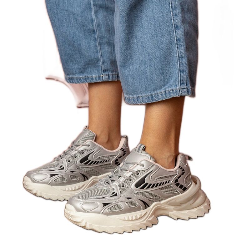 Tênis de esportes de prata em uma sola elegante