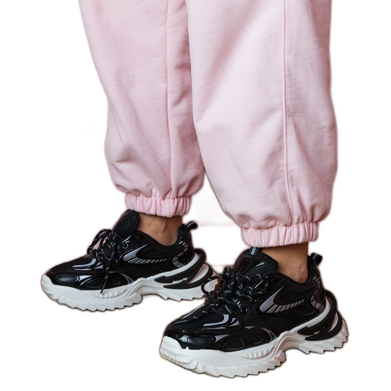 Tênis de esportes negros em uma sola elegante preto