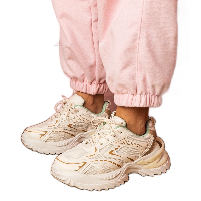 Tênis esportivos bege em uma sola grossa