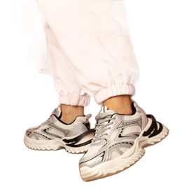 Tênis de esportes de prata em uma sola grossa Tênis de esportes de prata em uma sola grossa