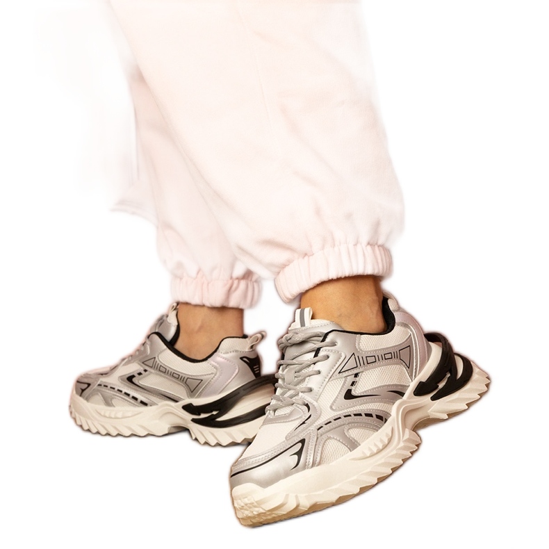 Tênis de esportes de prata em uma sola grossa