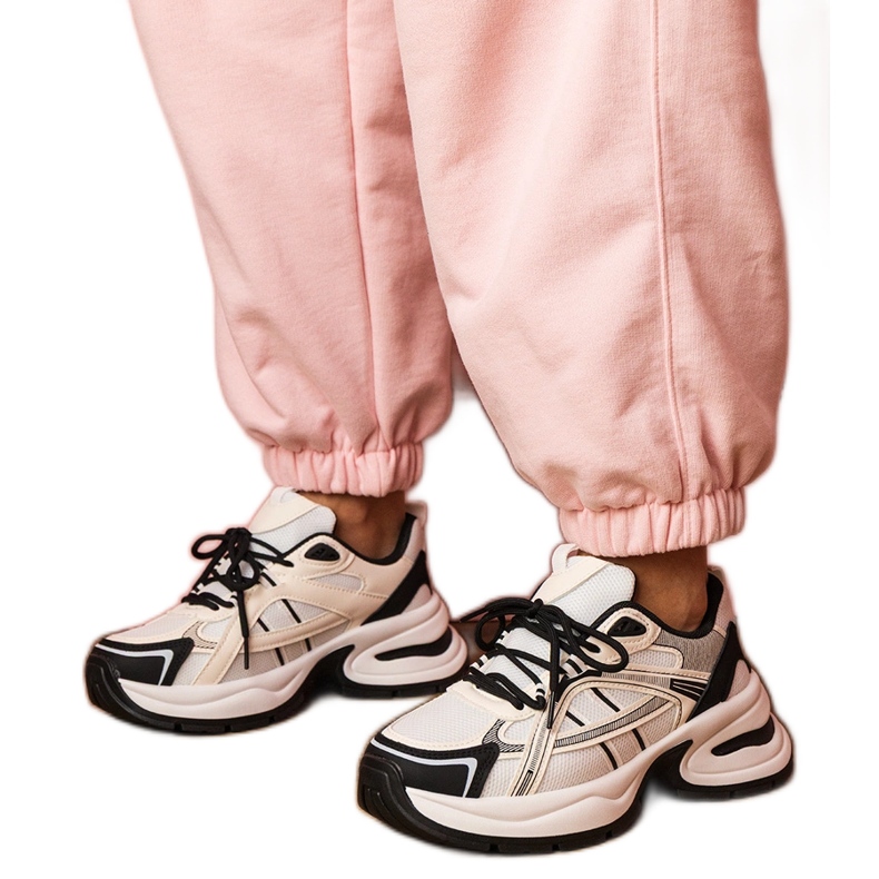 Tênis esportivos brancos e brancos em uma sola enorme