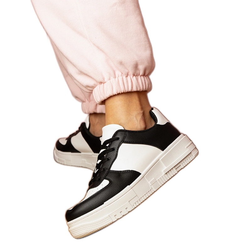 Tênis esportivos negros no platfotm preto