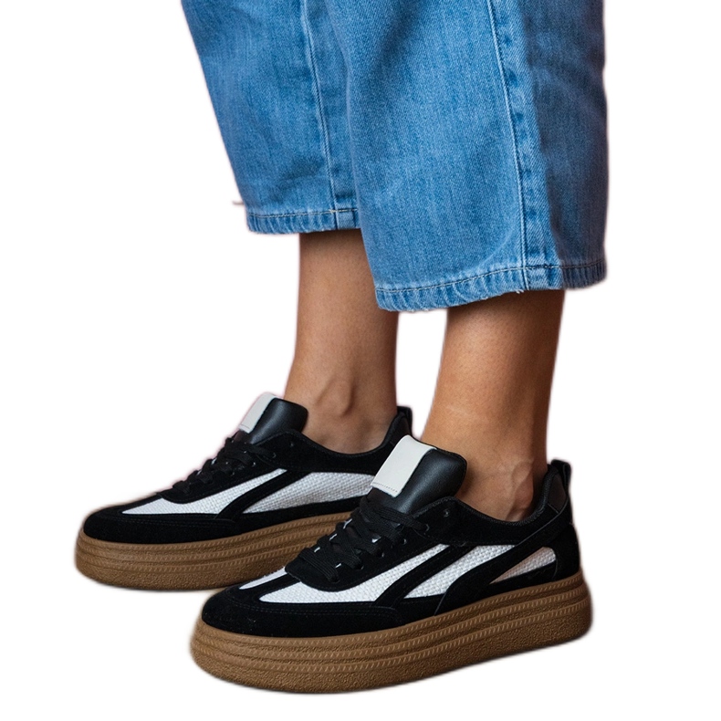 Tênis pretos tênis em uma sola grossa