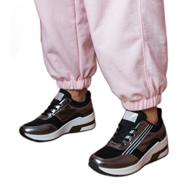 Tênis negros com zircões e uma inserção metálica preto