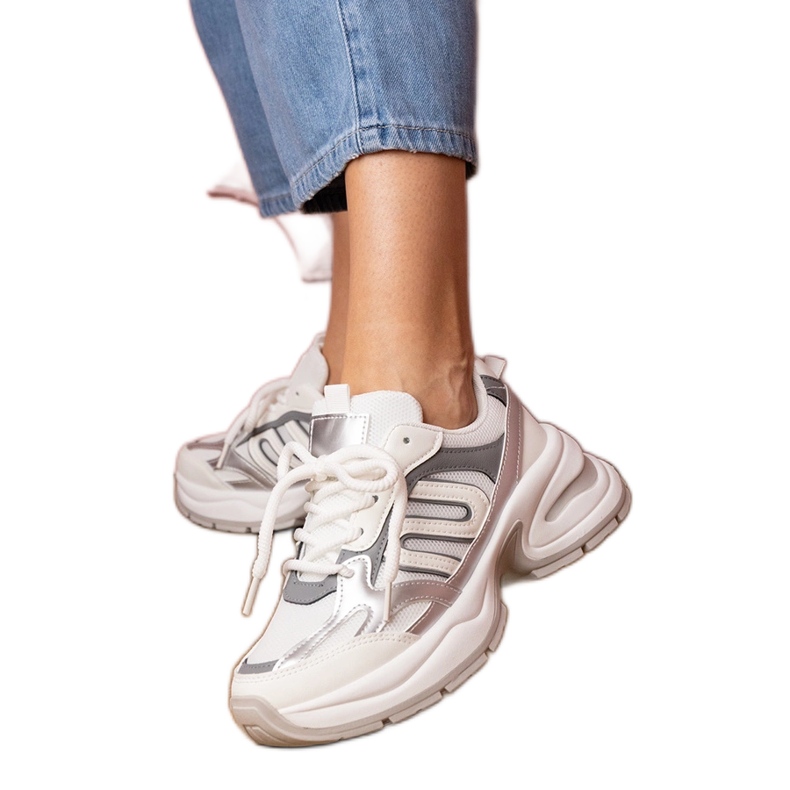 Tênis esportivo branco com sola enorme