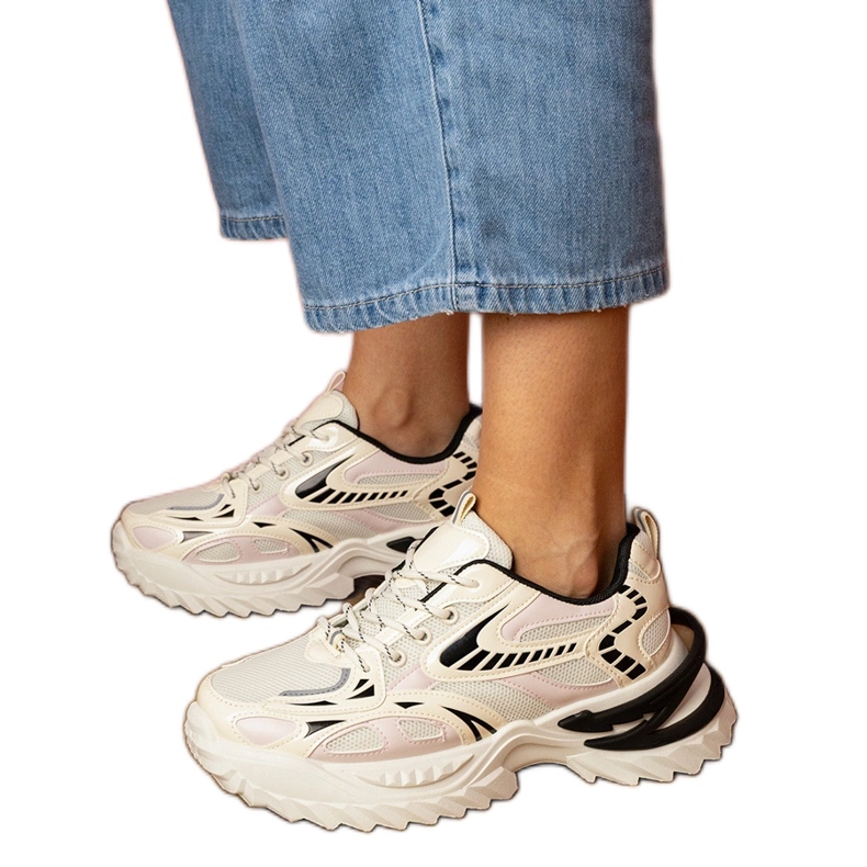 Tênis esportivos bege em uma sola elegante