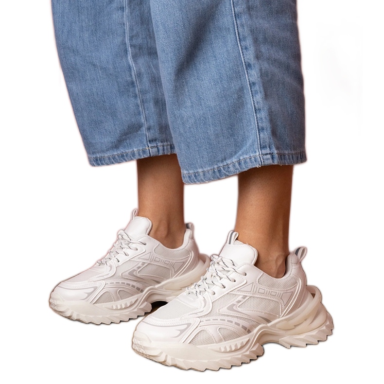 Tênis esportivos brancos em uma sola grossa