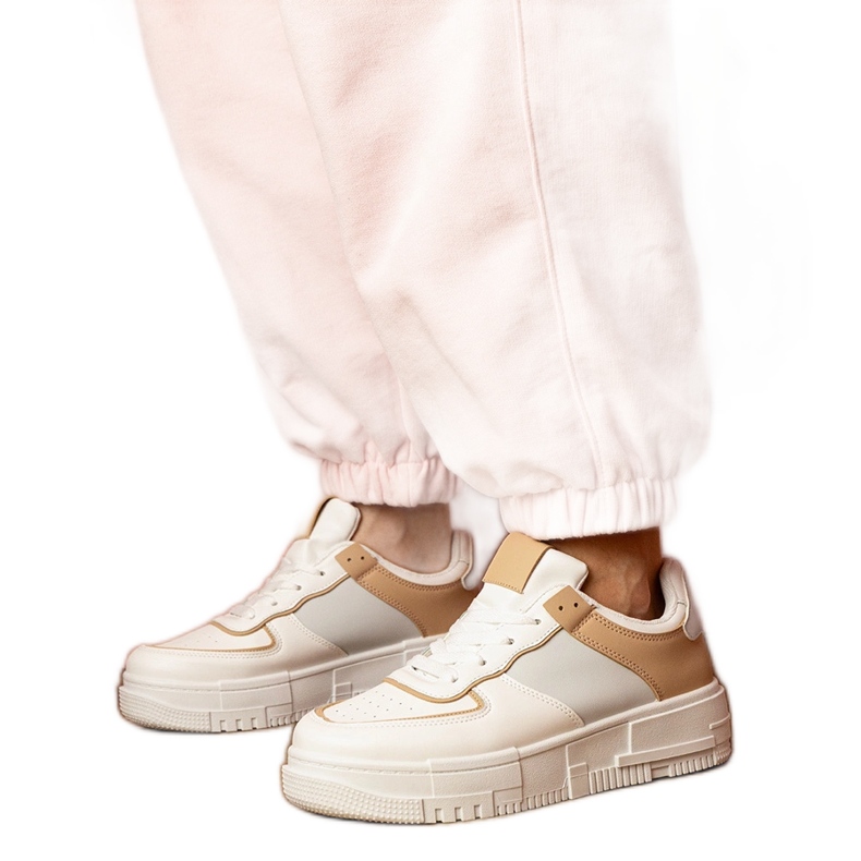 Tênis esportivos brancos e bege no Platfotm