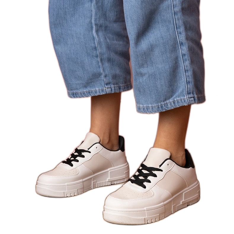 Tênis esportivos bege no platfotm