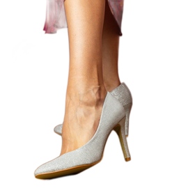 Bombas de prata em um acabamento de brocado