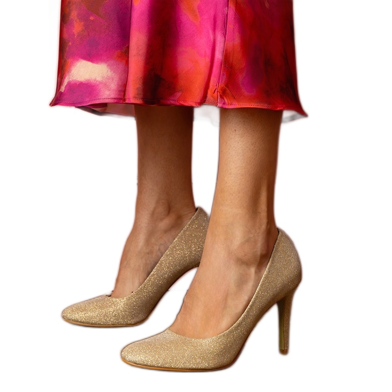 Bombas douradas em um acabamento de brocado dourado