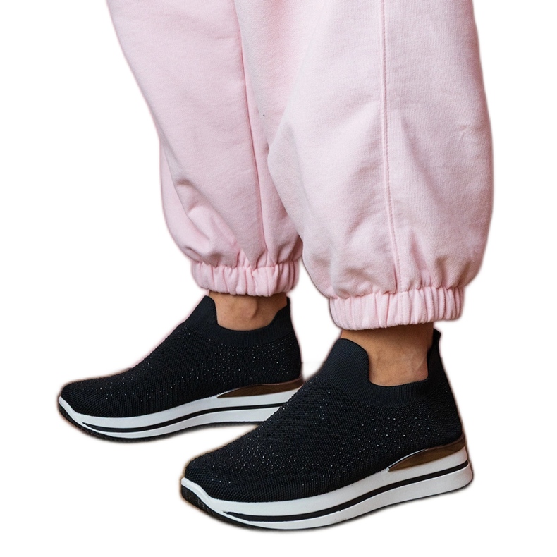 Tênis de mulheres negras na plataforma com zircões preto