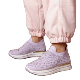 Tênis de mulheres roxas na plataforma com zircões roxo