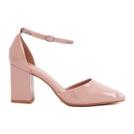 Bombas pintadas com dedos pontiagudos no post bege