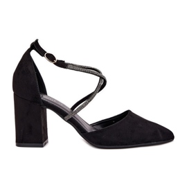 Bombas com dedos pontiagudos e listras decoradas no pilar preto