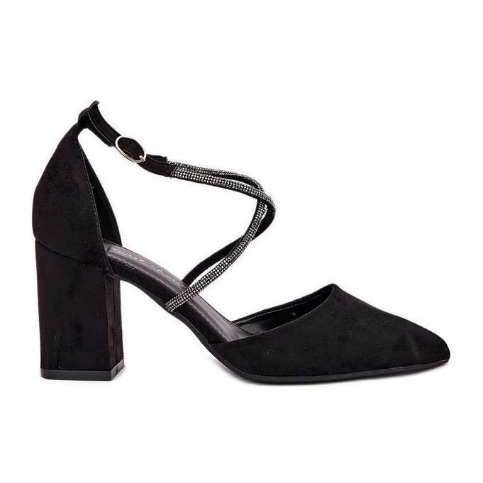 Bombas com dedos pontiagudos e listras decoradas no pilar preto