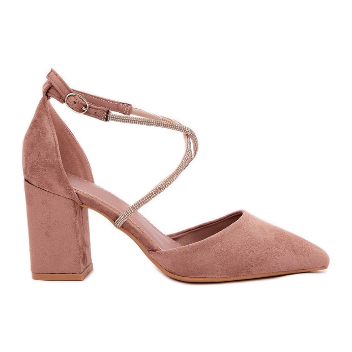 Bombas com dedos pontiagudos e listras decoradas na postagem de tamanho escuro bege Bombas com dedos pontiagudos e listras decoradas na postagem de tamanho escuro bege