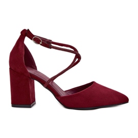 Bombas com dedos pontiagudos e tiras de Borgonha decoradas vermelho