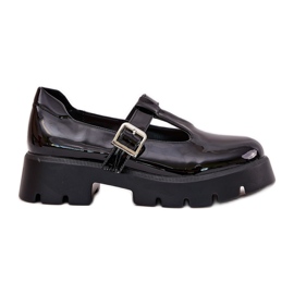 Sapatos femininos pintados com um grampo na plataforma e saltos planos pretos