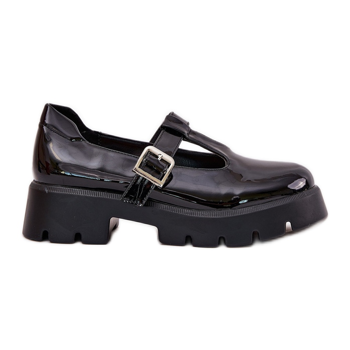 Sapatos femininos pintados com um grampo na plataforma e saltos planos pretos