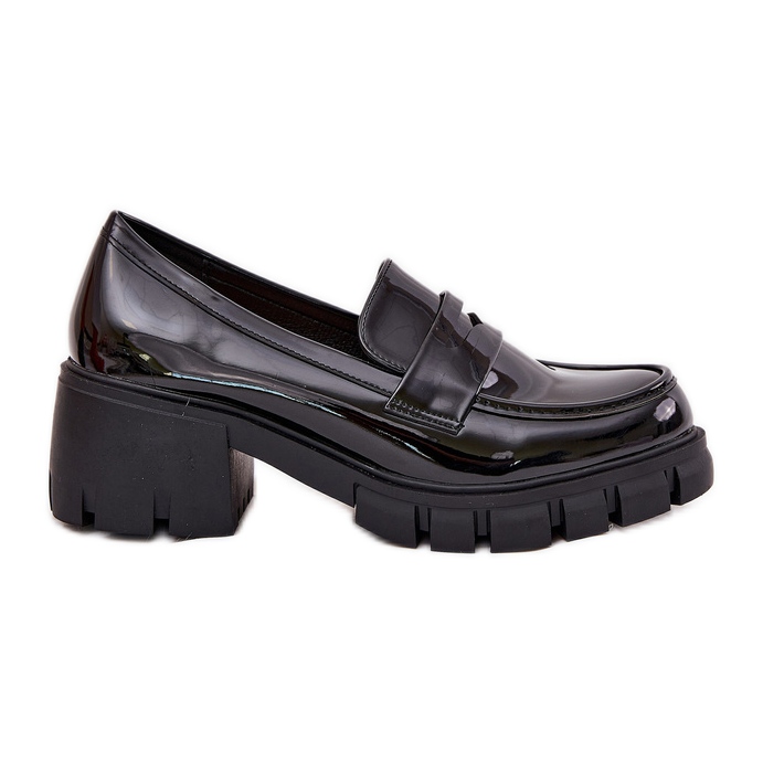 Sapatos femininos pintados em um salto maciço preto