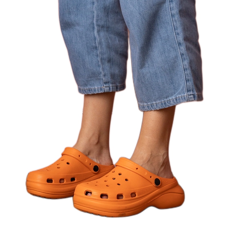 Orange Built -up Flip -Flops na plataforma laranja