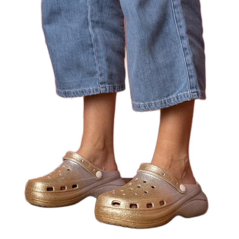 Flip-flops construídos de prata de ouro na plataforma