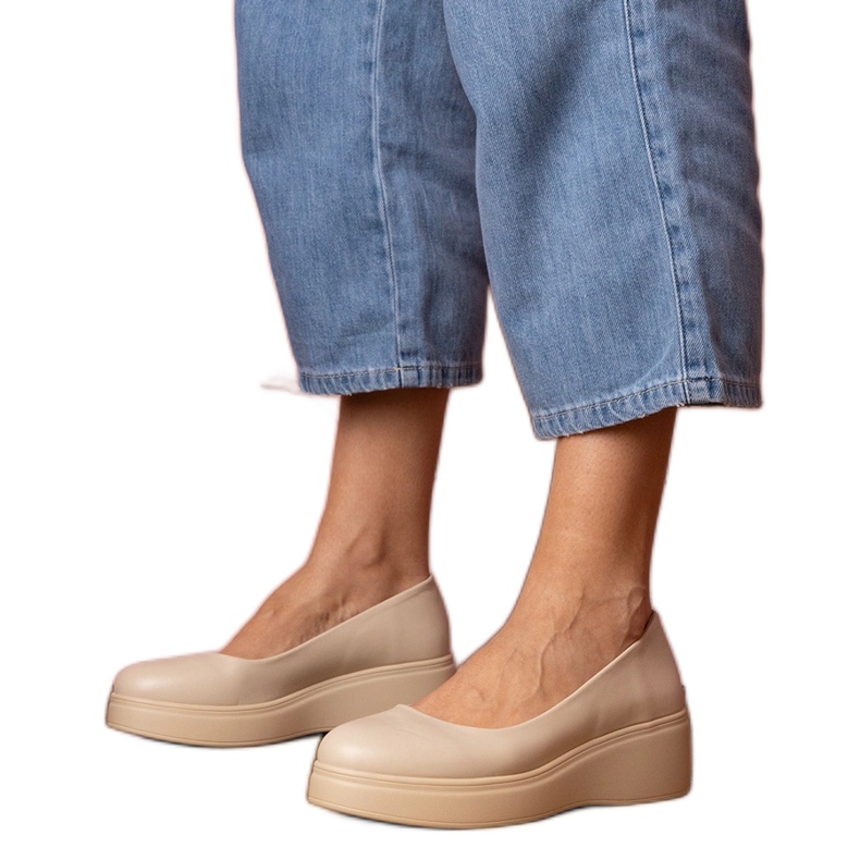 Sapatos bege na plataforma Eco -Leather