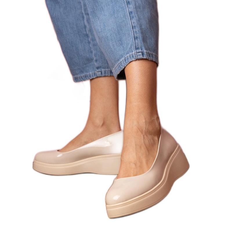 Sapatos ventosos bege na plataforma