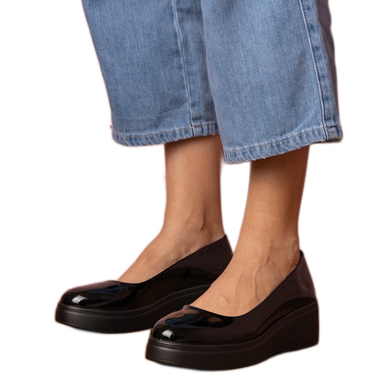 Sapatos pretos Varnished na plataforma