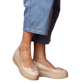 Sapatos bege na plataforma com uma decoração de zircão